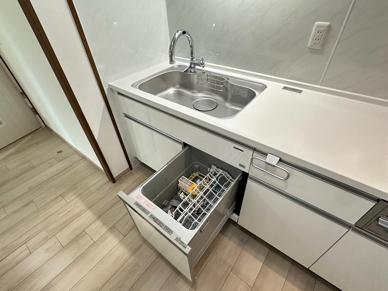 システムキッチン新品交換済み・食器洗い乾燥機・センサー式グースネック水栓付き